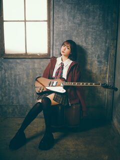 愛美、自身作詞の楽曲「ドラマチック逃避行」でTVアニメ"灰原くんの強くて青春ニューゲーム"EDテーマ担当決定。新アー写公開