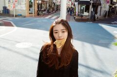 にしな、本日3/18リリースの3rdアルバム『日々散漫』より「グローリー」MV公開。GROUPN監督、にしな本人の友人やスタッフ等も参加