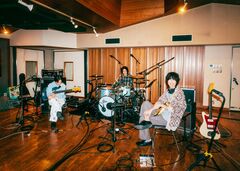 再始動発表のplenty、本日3/18リリースのベスト・アルバム第2弾『inside』アナログ盤に再びシリアル・カード封入。"2026.05.11"の文字が