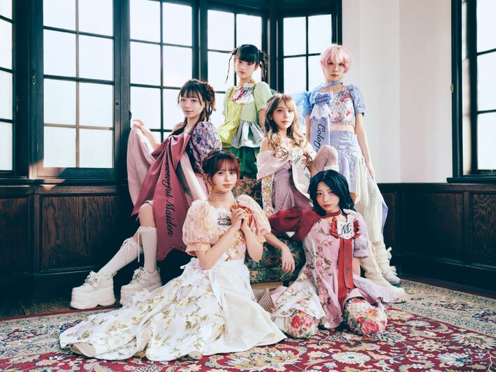 MAPA、7thシングルより「Stay Away Labyrinth」MV公開。過去の作品で纏った衣装と私服を掛け合わせたヴィジュアルに注目