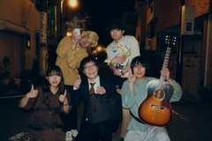 リュックと添い寝ごはん、4thアルバム『生きるは愛』より「会社員」MV公開。平井まさあき（男性ブランコ）出演し会社員の"家に直帰!"テーマに商店街を駆け抜ける