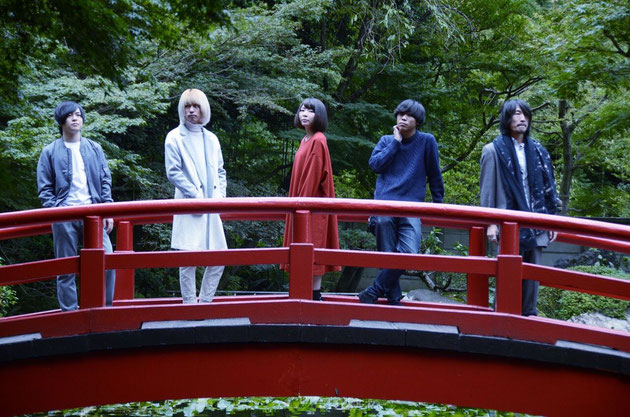 福岡出身の5人組 鬱ポップ・バンド モノクロパンダ、1/11リリースのデビュー・アルバム『ノスタルジー』より「ツキノクニ」MV公開。レコ発ツアーも開催決定