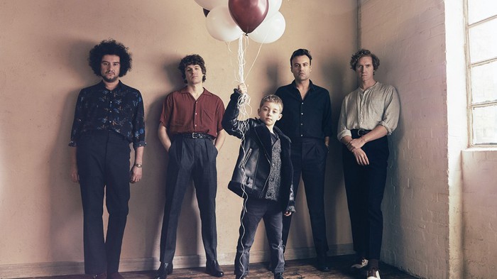 THE KOOKS、8/31リリースの4年ぶりニュー・アルバム『Let's Go Sunshine』より新曲「Fractured and Dazed」リリック・ビデオ公開