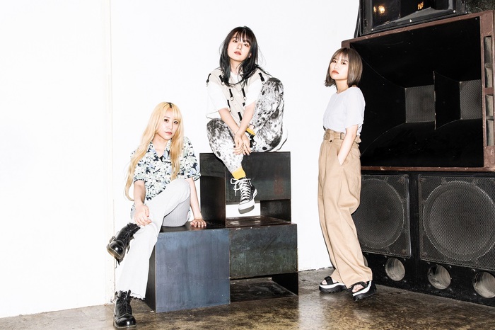 the peggies、TVアニメ"彼女、お借りします"OPテーマ「センチメートル」CDジャケット公開。限定盤はアニメ原作者 宮島礼吏による描き下ろし