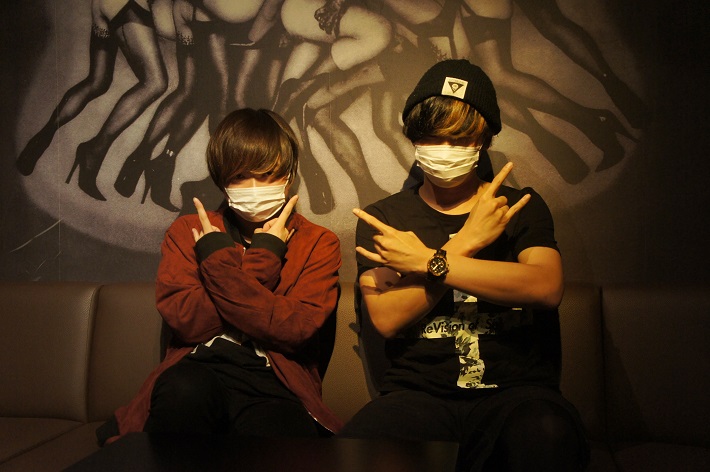 ヒジカタナオト（ドラマチックアラスカ）×ライブキッズあるある中の人 コラボサイン色紙