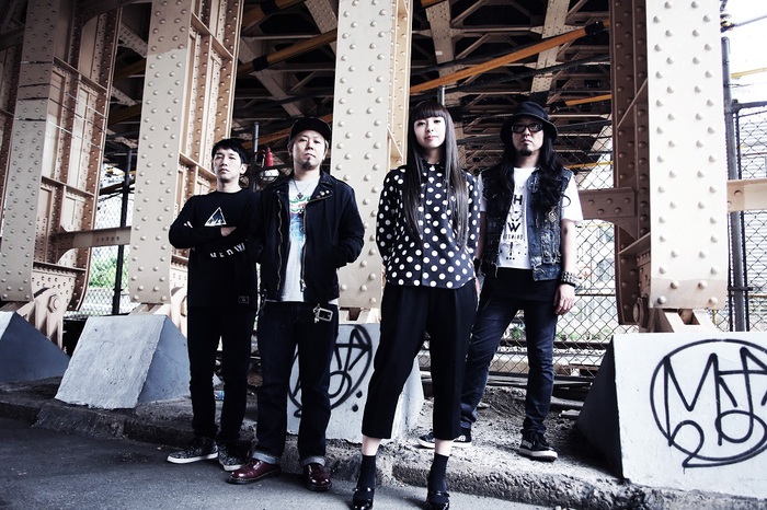 winnie サイン色紙＋スマホケース