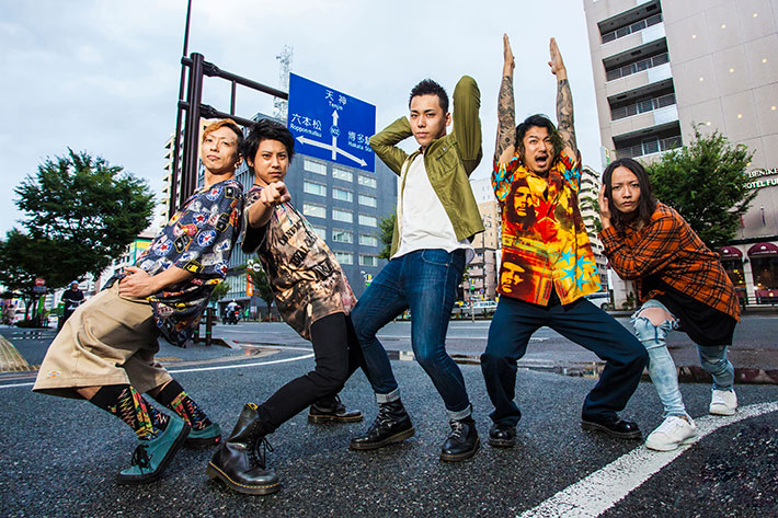 彼女 IN THE DISPLAY サイン入りTシャツ＋色紙