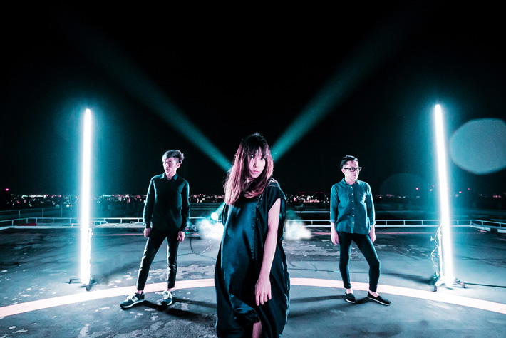 カミツキ Tシャツ2種＋サイン色紙