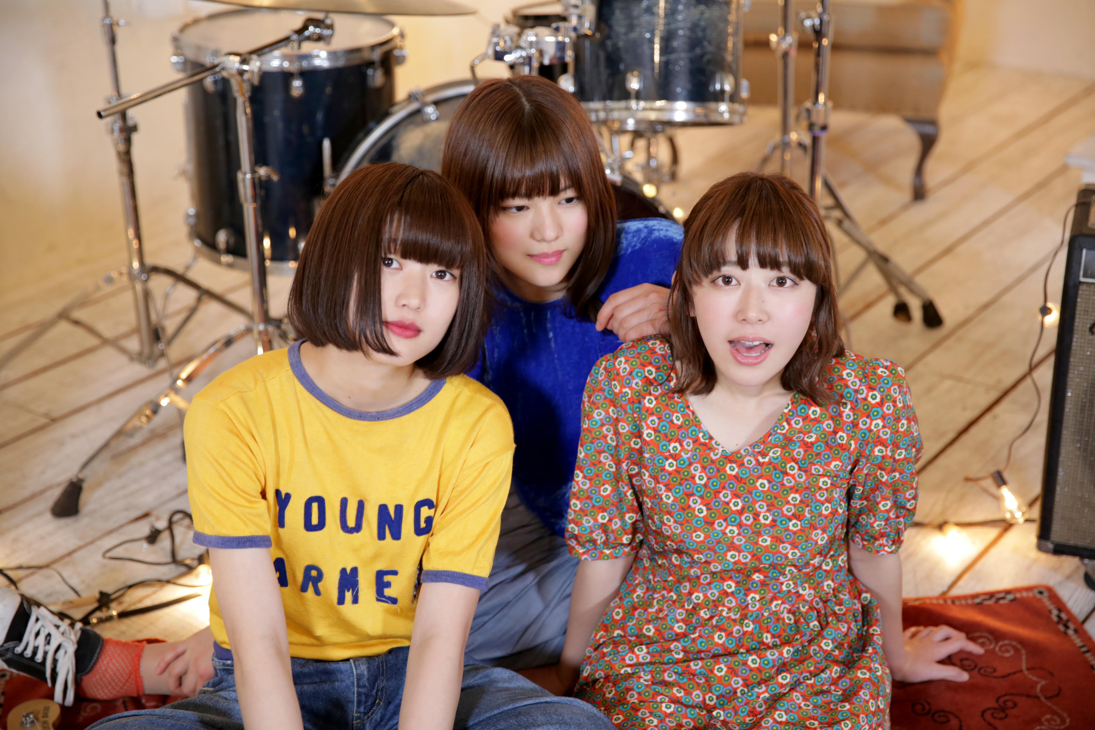 Lucie,Too Tシャツ＋サイン色紙