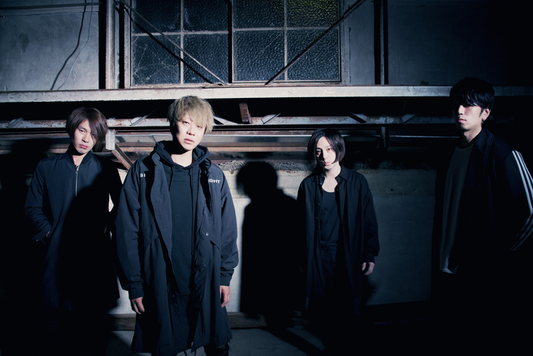 QUADRANGLE Tシャツ＋IQOSケース＋キーホルダー＋ステッカー＋サイン色紙