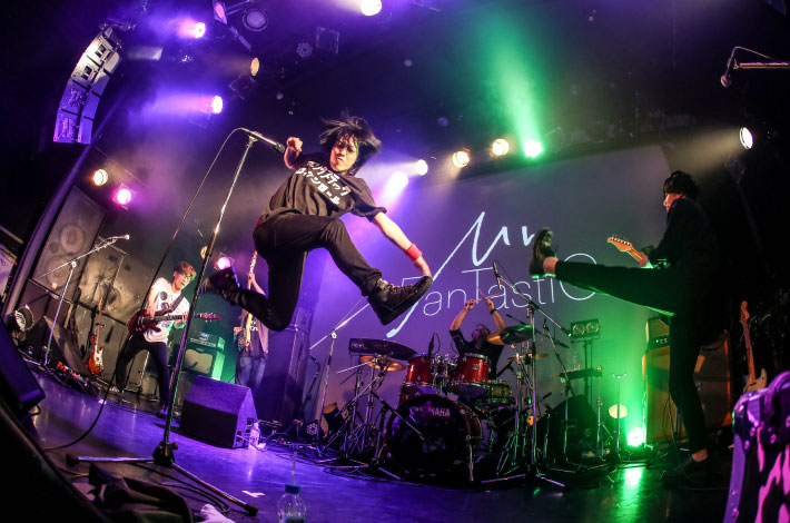 Mr.FanTastiC サイン入りステッカー＋サイン色紙をセットで3名様