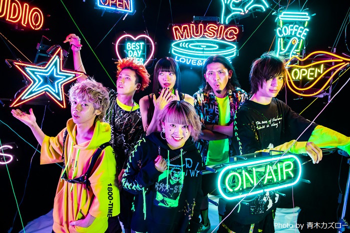 AliA タオル＋サイン色紙