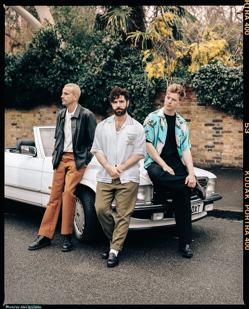 FOALS メンバー全員直筆サイン入りフォトブック（2名様）