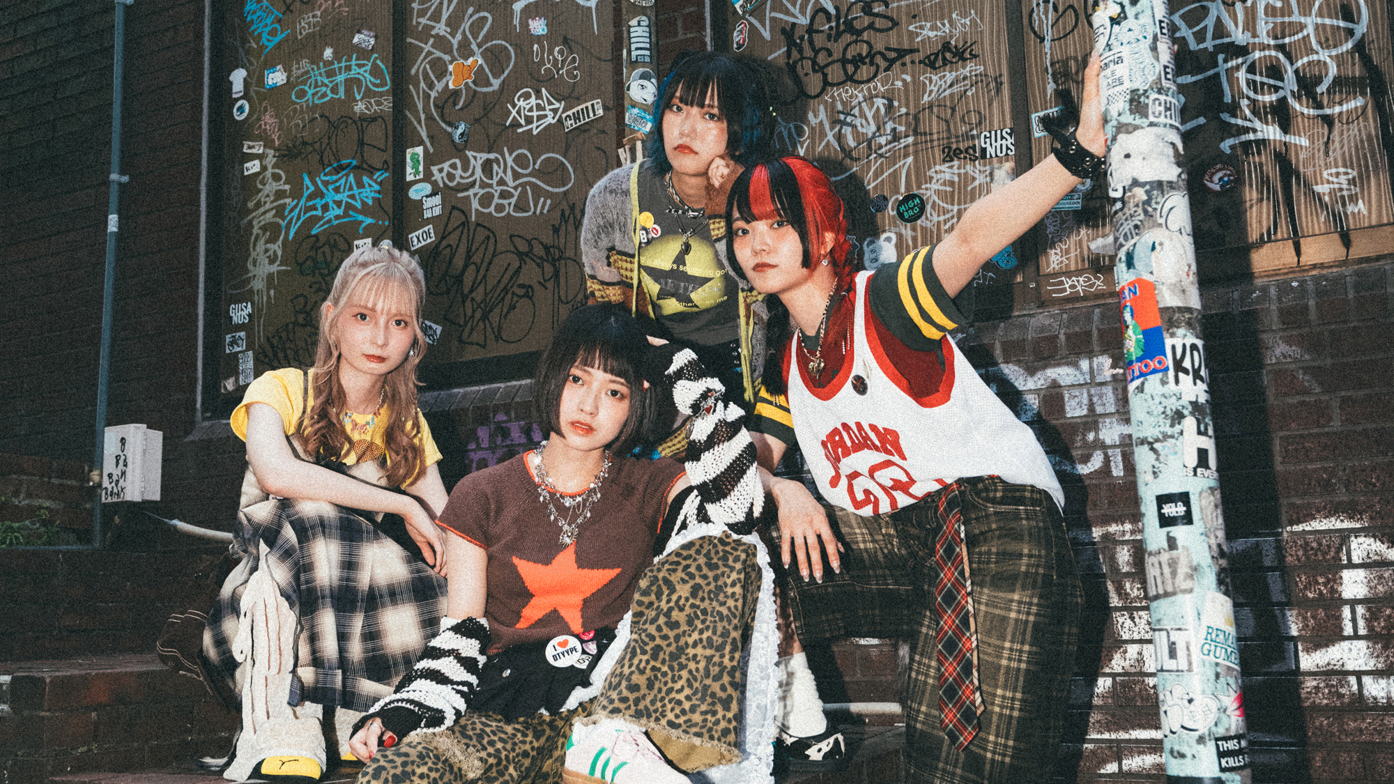 NEK! メンバー全員直筆サイン色紙